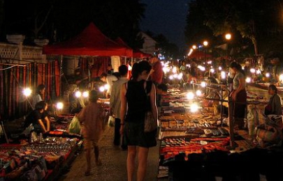 【手工藝品夜市】 (Night Market)